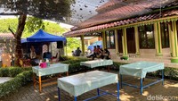 Area bersantap di Dapur Ngacir juga dilengkapi musala besar nih! Suasananya adem ya?  