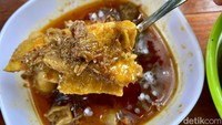 Sop tangkar sayang dilewatkan. Potongan iga sapi yang besar-besar dan empuk ini berendam dalam kuah gurih berempah, mirip kuah gulai.