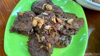 Menu yang dijagokan Mandra, semur jengkol. Butuh proses 5 hari untuk menyiapkan makanan spesial ini. Sang istri sudah punya resep dan teknik andalan untuk membuatnya.