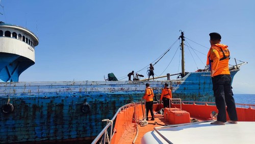 Delapan ABK kapal motor Lintas Samudera II GT 150 dievakuasi ke Pelabuhan Lembar, Lombok Barat, Nusa Tenggara Barat (NTB). (Foto: Humas SAR Mataram)