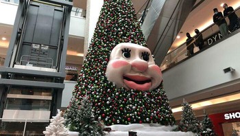 Pohon Natal yang memiliki wajah aneh ini ternyata maskot sebuah pusat perbelanjaan di Kanada. Foto: Reddit via Bored Panda