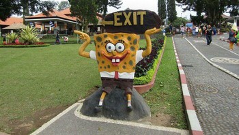 Spongebob sepertinya dipaksa untuk jadi penunjuk jalan. Foto: Reddit via Bored Panda