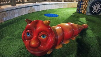 Kalau anak-anak melihat patung ulat seperti ini di taman bermain sepertinya akan langsung mengajak pulang. Foto: Reddit via Bored Panda