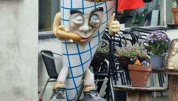 Hmm, kalau lihat maskot restoran seperti ini kayaknya jadi tidak nafsu makan. Foto: Reddit via Bored Panda