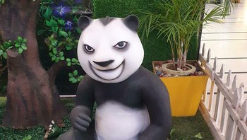 Patung panda yang kelihatannya seperti ingin berbuat onar. Foto: Reddit via Bored Panda