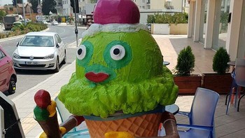 Mulai dari matanya yang melotot, sampa tangan dan kaki yang tidak matching, maskot es krim ini benar-benar bikin bingung. Foto: Reddit via Bored Panda