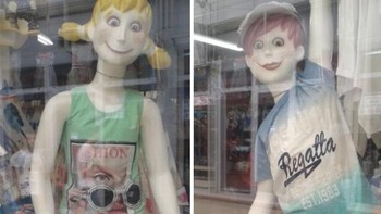 Patung manekin anak-anak malah mirip penampakan di film horor. Foto: Reddit via Bored Panda