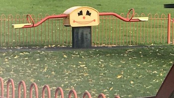 Bukannya bikin senang, lihat muka jungkat-jungkit ini malah jadi sedih. Foto: Reddit via Bored Panda