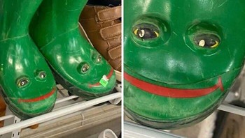 Sepatu bot dengan wajah kodok yang mencurigakan. Foto: Reddit via Bored Panda