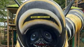 Ujung perosotan lebah yang lebih mirip seperti karakter film horor. Foto: Reddit via Bored Panda