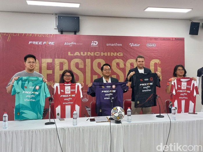 Direktur Olahraga Persis Solo, Edwin Klok, menunjukkan jersey baru Persis Solo musim 2023/2024 di Stadion Manahan Solo, Sabtu (24/6/2023).