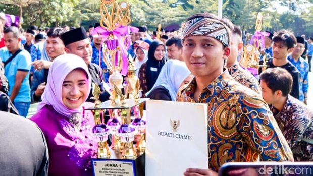 Dokumen M Rizky Ramdani menerima penghargaan dari Ibu Bupati Ciamis setelah menjadi juara Pemuda Pelopor Tingkat Jabar saat momen Hari Jadi Ciamis.