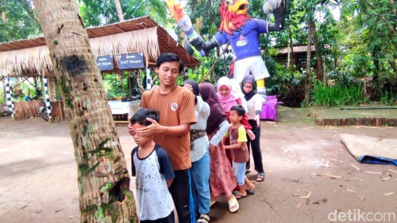 Dokumen M Rizky Ramdani saat bermain dengan anak-anak di Ciamis