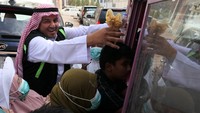 Seorang pekerja memberikan es krim kepada jemaah calon haji di Syisyah, Mekah, Arab Saudi, Jumat (23/6/2023). 