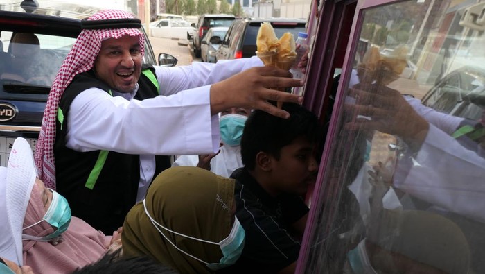 Seorang pekerja bersiap memberikan es krim kepada jamaah calon haji di Syisyah, Mekah, Arab Saudi, Jumat (23/6/2023). Es krim gratis tersebut diberikan kepada jamaah haji dan warga sekitar yang melintasi kawasan hotel jamaah Indonesia. ANTARA FOTO/Wahyu Putro A/hp.