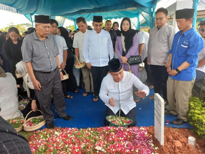 Firli Bahuri hadiri pemakaman Desmond Junaedi Mahesa (dok. istimewa)