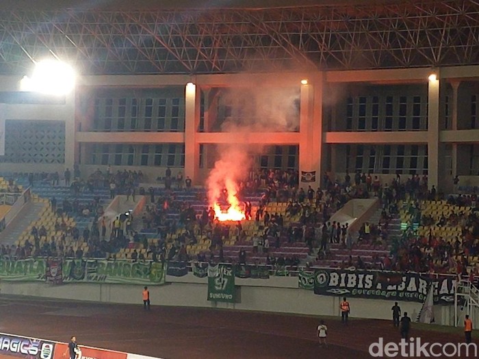 Flare menyala usai laga persahabatan Persis Solo melawan Persebaya di Stadion manahan Solo, Sabtu (24/6/2023) malam.