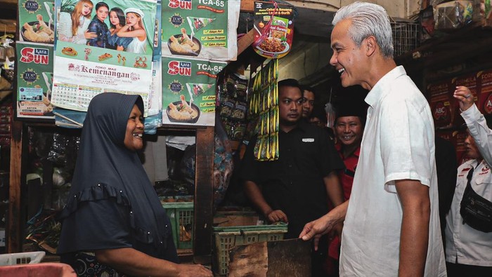 Capres 2024 dari partai PDIP Ganjar Pranowo mendatangi Pasar Warakas dan Pasar Bahari Tanjung Priok, Jakarta.