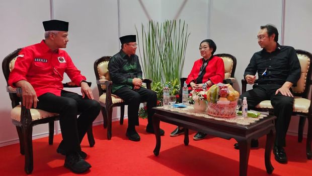 Ganjar Pranowo (kiri) dan Megawati (kedua dari kanan). (Tangkapan layar youtube)