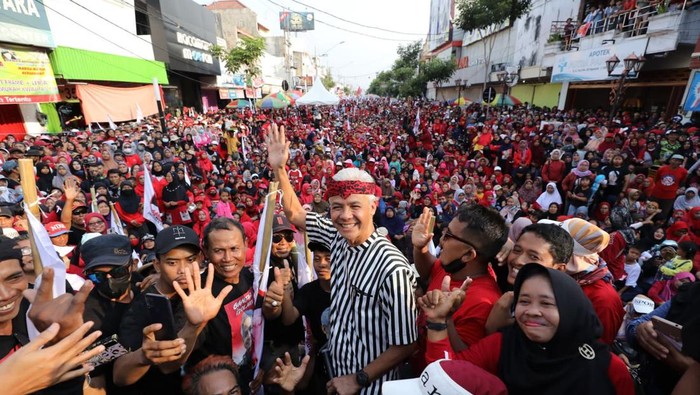 Kenakan Ikat Kepala Khas Jatim, Ganjar Sapa Ribuan Pendukung di Nganjuk
