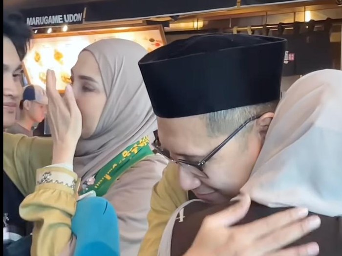 Para selebriti menunaikan ibadah haji tahun ini bersama pasangan.