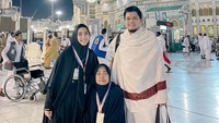 Oki Setiana Dewi berfoto di pelataran Masjidil Haram, Makkah bersama ibu dan sang suami, Ory Vitrio. Foto: dok. Instagram Oki Setiana Dewi.
