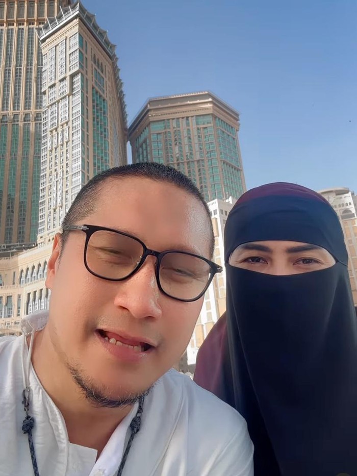 Para selebriti menunaikan ibadah haji tahun ini bersama pasangan.