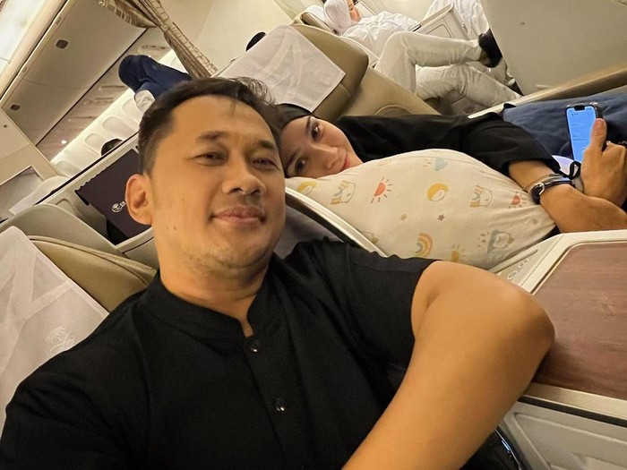 hanung Bramantyo dan Zaskia Adya Mecca dalam penerbangan menuju Makkah.