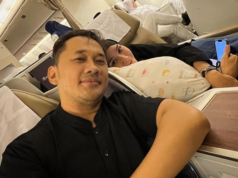 hanung Bramantyo dan Zaskia Adya Mecca dalam penerbangan menuju Makkah.