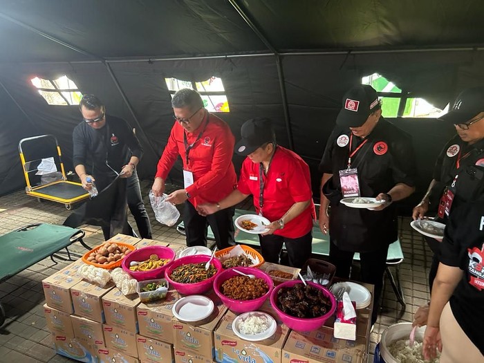 Hasto Kristiyanto sarapan bersama awak media