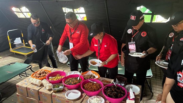 Hasto Kristiyanto sarapan bersama awak media