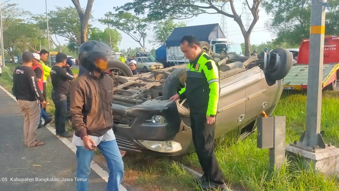 Innova terbalik di exit Suramadu