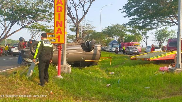 Innova terbalik di exit Suramadu
