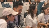 Syahnaz mendekatkan wajahnya ke arah ponsel yang tengah dipakai Jeje. Dari banyaknya video yang beredar, Syahnaz terlihat sama sekali tak memegang ponsel. Bahkan di media sosialnya tidak ada unggahan apa pun. Foto: dok. Instagram Arosadi dan YouTube.