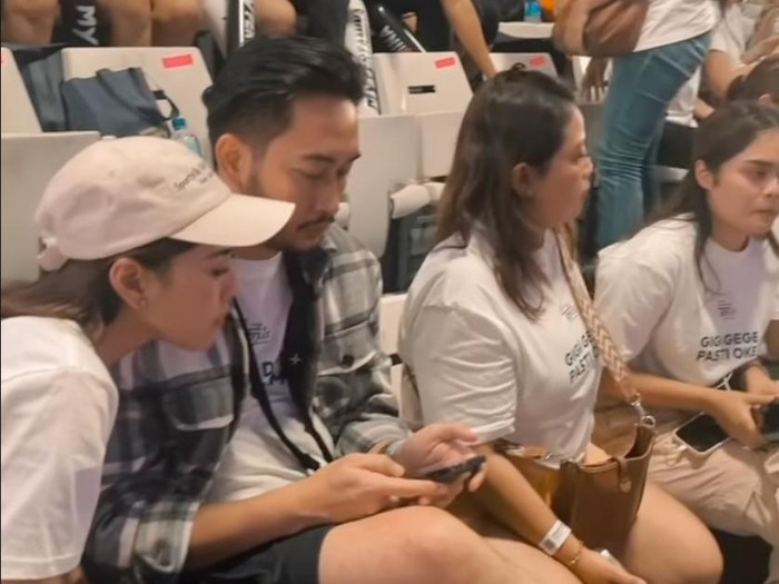 Jeje dan Syahnaz nonton bareng pertandingan tenis.