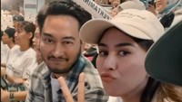 Jeje terlihat tersenyum saat Nissya Ahmad mengarahkan kamera ponselnya. Syahnaz juga berpose dengan mengacungkan dua jarinya membentuk huruf V. Foto: dok. Instagram Nissya Ahmad dan YouTube.