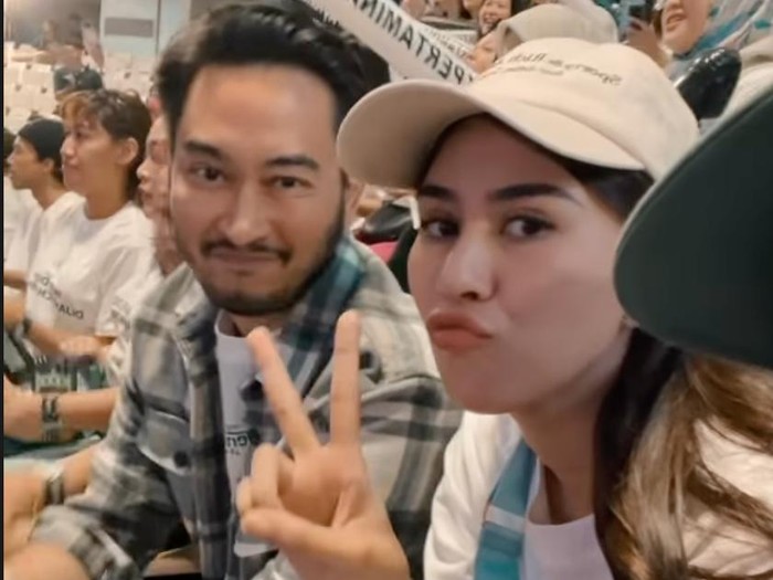 Jeje dan Syahnaz nonton bareng pertandingan tenis.