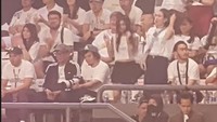 Syahnaz dan Nissya terekam lincah memberikan dukungan kepada Raffi Ahmad dengan loncat-loncat di tribun penonton. Sedangkan Jeje tetap duduk. Foto: dok. Instagram Julianaparmadi dan YouTube.