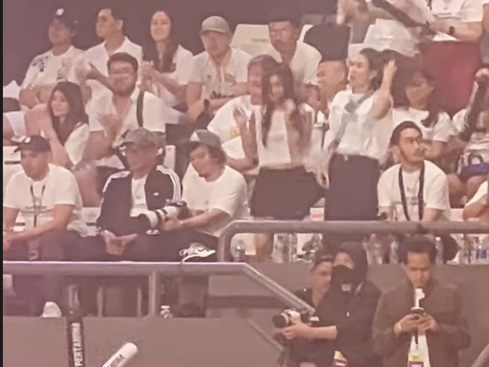 Jeje dan Syahnaz nonton bareng pertandingan tenis.