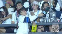 Jeje dan Syahnaz terlihat duduk berdampingan di bangku penonton saat melihat pertandingan Lagi Lagi Tenis di Istora Senayan, Jumat (23/6/2023). Jeje yang memakai masker tampak mengenakan kemeja flanel sebagai outer dipadu dengan kaus putih. Sedangkan Syahnaz duduk di sampingnya memakai topi putih. Foto: dok. Instagram dan YouTube RANS Entertainment.