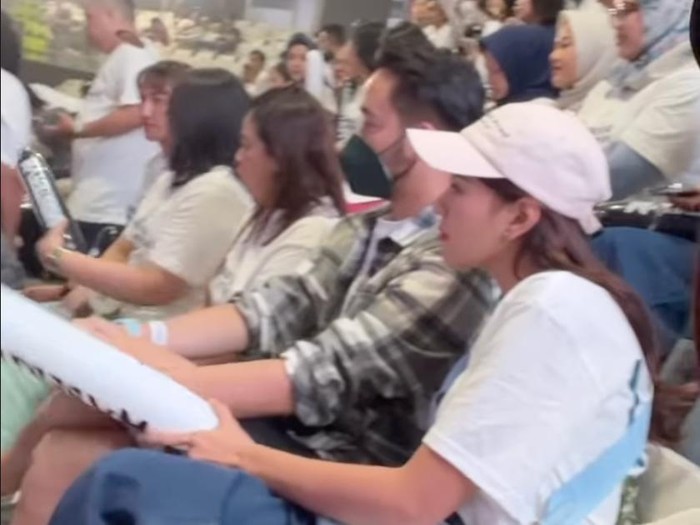Jeje dan Syahnaz Jeje dan Syahnaz nonton bareng pertandingan tenis.
