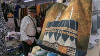 Jemaah calon haji memanfaatkan waktu jelang puncak haji dengan mencari oleh-oleh untuk keluarga di tanah air. 
