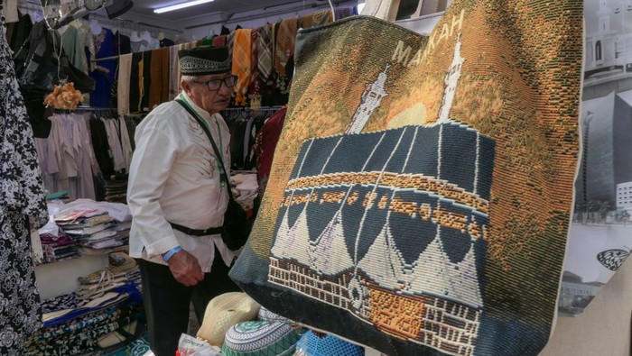Jemaah Haji Berburu Oleh-oleh di Makkah Jamaah calon haji memilih souvenir di salahsatu toko di Syisyah, Mekah, Arab Saudi, Jumat (23/6/2023). Jamaah calon haji memanfaatkan waktu jelang puncak haji dengan mencari oleh-oleh untuk keluarga di tanah air. ANTARA FOTO/Wahyu Putro A/hp.