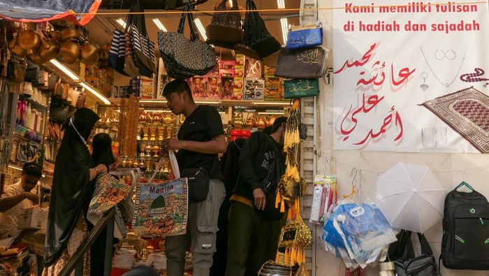 Jamaah calon haji memilih souvenir di salahsatu toko di Syisyah, Mekah, Arab Saudi, Jumat (23/6/2023). Jamaah calon haji memanfaatkan waktu jelang puncak haji dengan mencari oleh-oleh untuk keluarga di tanah air. ANTARA FOTO/Wahyu Putro A/hp.