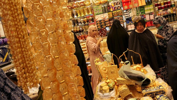 Jemaah Haji Berburu Oleh-oleh di Makkah Jamaah calon haji memilih souvenir di salahsatu toko di Syisyah, Mekah, Arab Saudi, Jumat (23/6/2023). Jamaah calon haji memanfaatkan waktu jelang puncak haji dengan mencari oleh-oleh untuk keluarga di tanah air. ANTARA FOTO/Wahyu Putro A/hp.