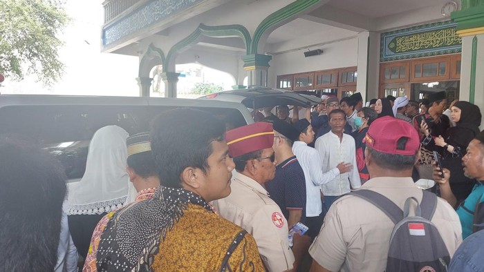 Jenazah Desmond J Mahesa diberangkatkan ke Pemakaman Al-Azhar Karawang Barat.