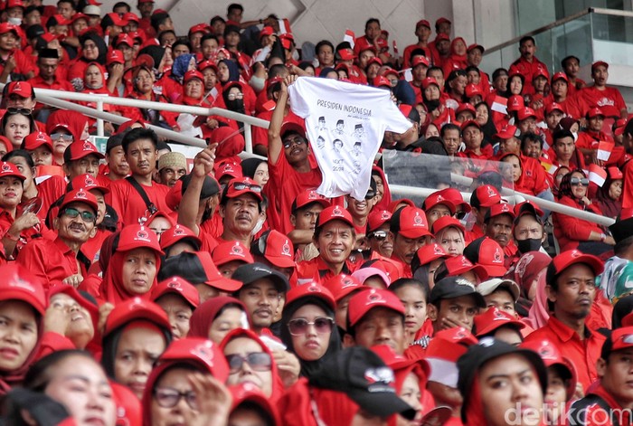 Ribuan kader PDIP memadati Stadion Gelora Bung Karno untuk acara Puncak peringatan Bulan Bung Karno (BBK), Senayan, Jakarta, Sabtu (24/6/2023).