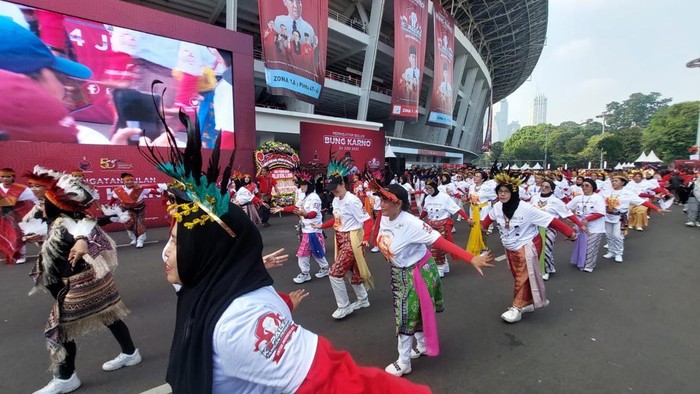 Kader & Simpatisan PDIP melakukan flashmob di puncak Bulan Bung Karno