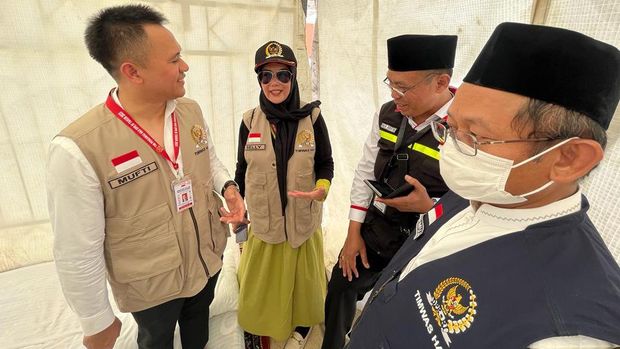 Kang Ace dan Anggota Timwas Haji DPR mengecek fasilitas toilet bagi jemaah haji di Indonesia di Mina