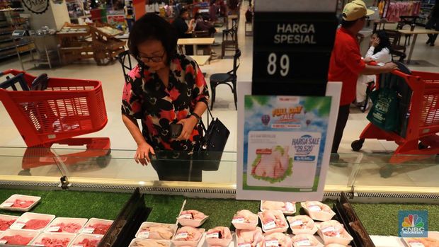 Karyawan melayani pembeli daging ayam potong di Transmart Graha Bintaro, Tangerang Selatan, Banten, Sabtu, (24/6/2023). (CNBC Indonesia/ Muhammad Sabki)